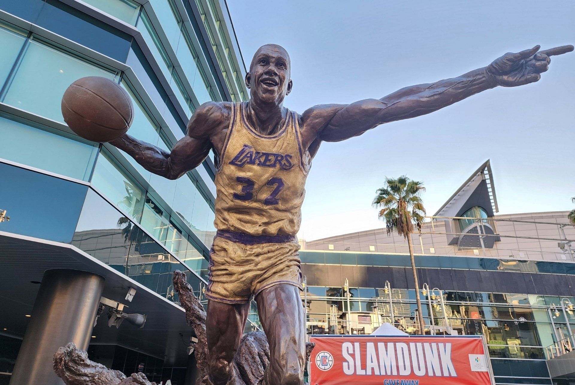 lakers nba statue